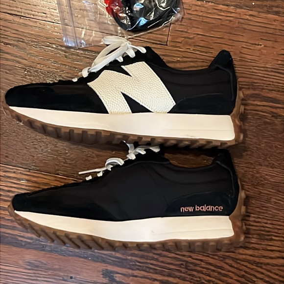 New Balance 327 women’s size 7 - Picture 3 of 5